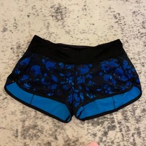 Speed Up Low-Rise Lined Short 2.5" Lululemon women’s. Blue and black